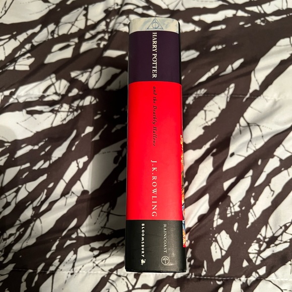 Harry Potter And The Deathly Hollows Book! - Picture 2 of 5